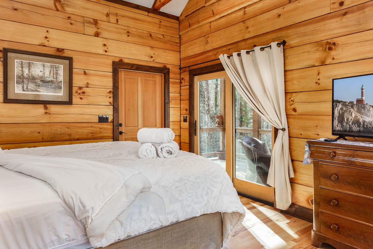 Dormitorio tamaño king - TV con pantalla