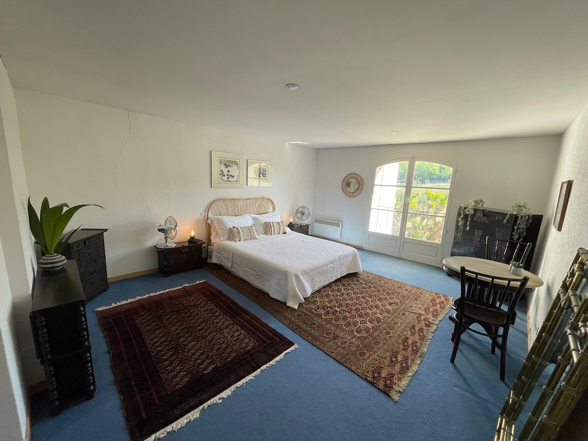 Glavna spavaća soba s bračnim krevetom