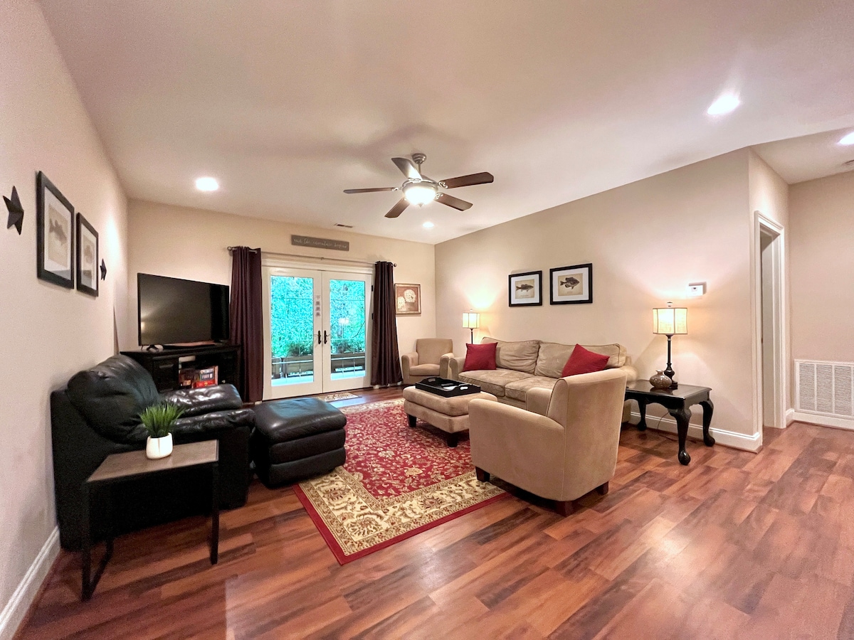 Jedna grupa želi igrati igre, a druga želi gledati film? Nema problema! Ovaj drugi dnevni boravak prostor za druženje. Uživajte u filmu (Netflix i Hulu) ili igrajte društvene igre. Mnogo kauča, stolica i aktivnosti za zabavu svih uzrasta.