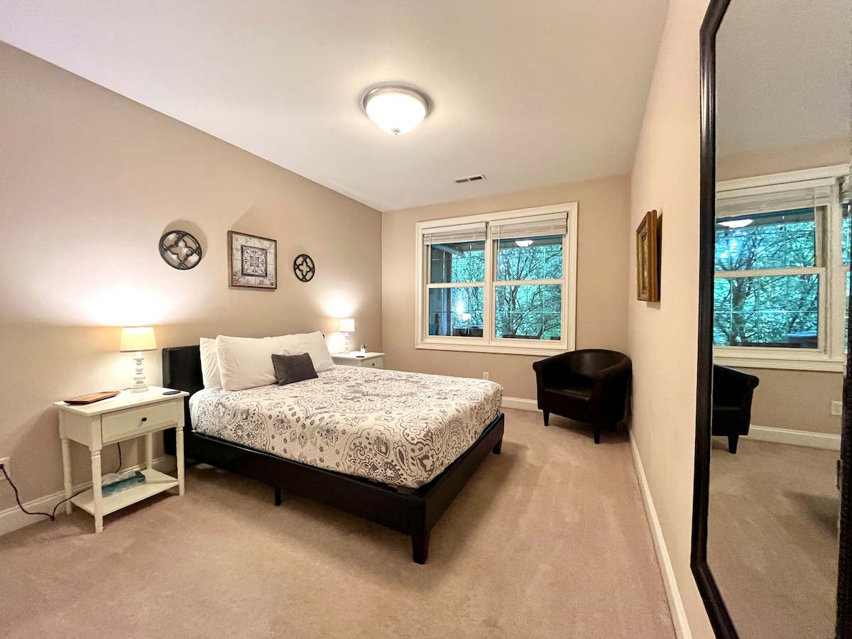 „Fantastična kuća. Potpuno opremljena svime što vam je potrebno i još mnogo toga. Vrlo dobro održavan. Odlična komunikacija i mogućnost ranog dolaska i kasnog odlaska. Bih 100% preporučio i vratio se ponovno. Apsolutno lijepo - 5 zvjezdica" — Brian T.