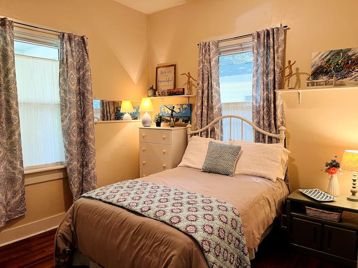 Minutes from Downtown Charleston and Park Circle in North Charleston