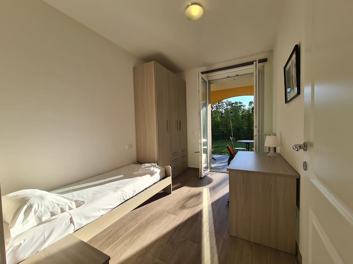 Dormitorio individual con acceso privado al jardín