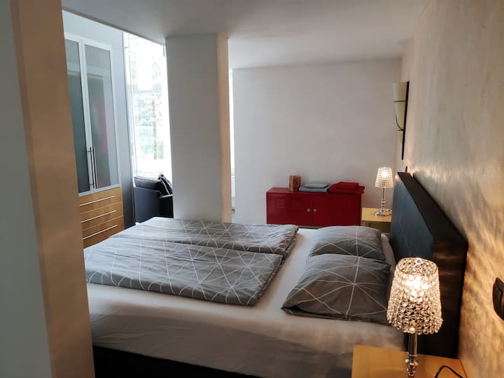 Bedroom 1 with box spring double bed with 1.6 x 2m for a comfortable sleep. Daylighted and with a direct lake view. 2 double wardrobes offer ample storage