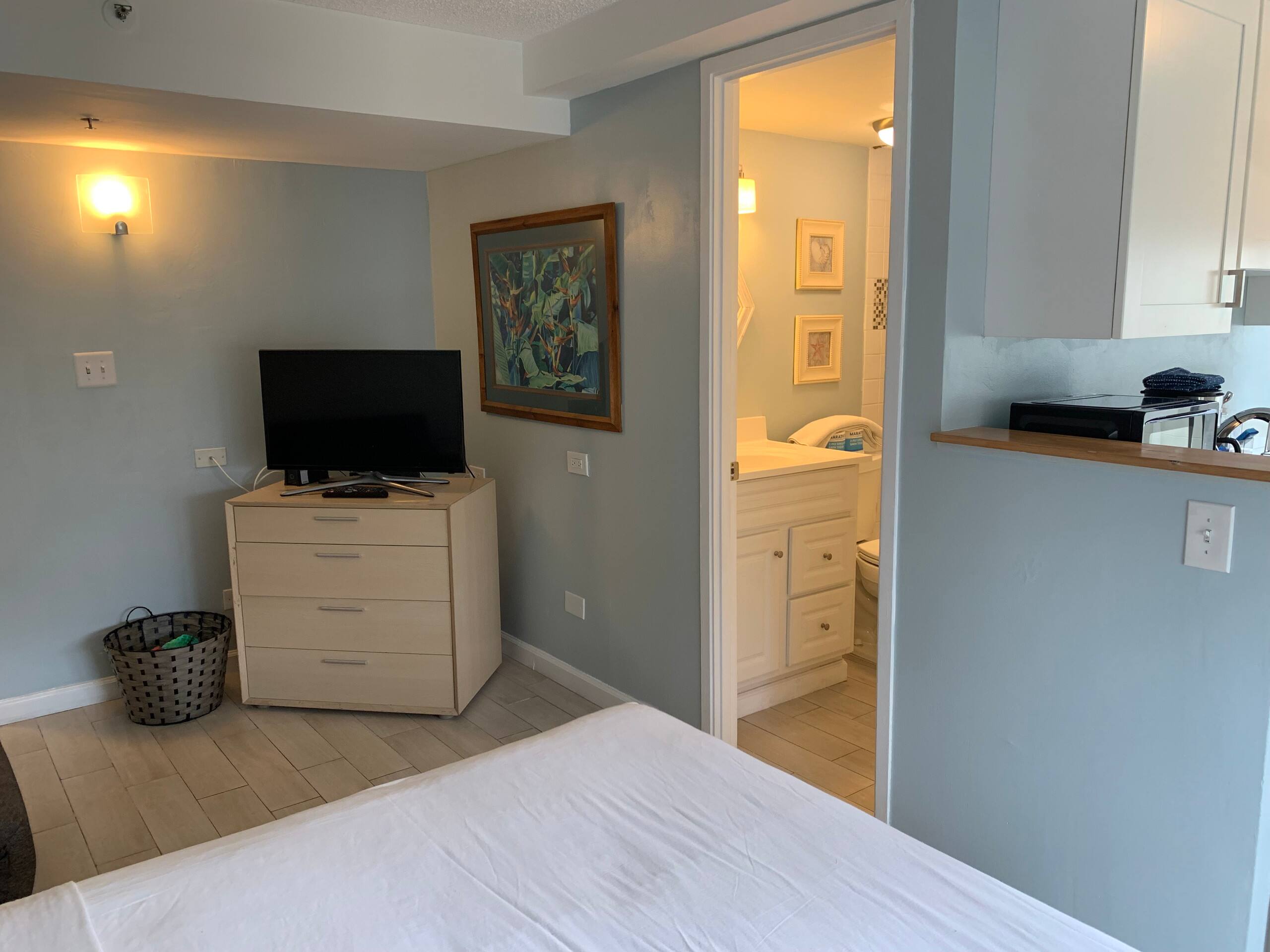 Condo in Honolulu · ★4.65 · Studio · 1 bed · 1 shared bath - Image 6