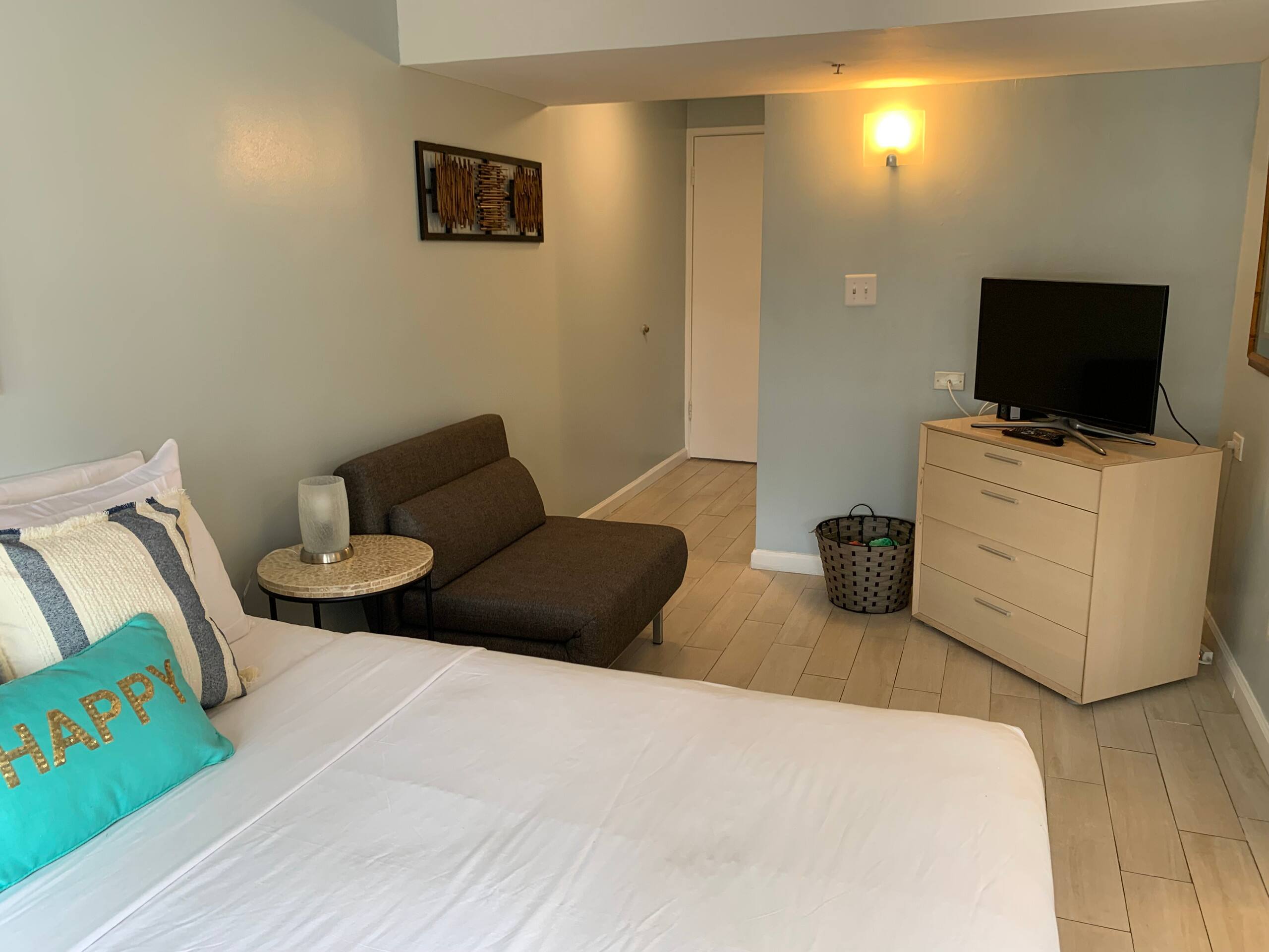 Condo in Honolulu · ★4.65 · Studio · 1 bed · 1 shared bath - Image 9