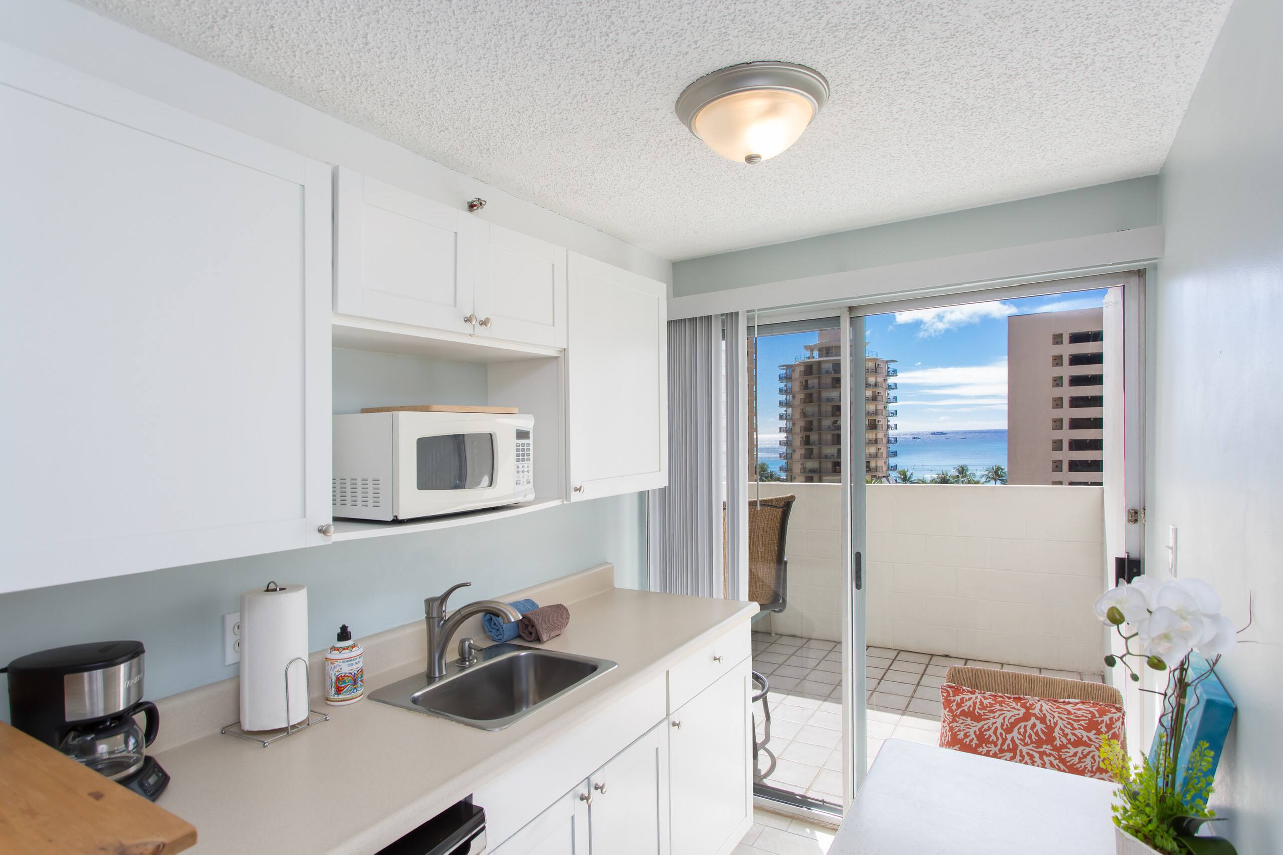 Condo in Honolulu · ★4.65 · Studio · 1 bed · 1 shared bath - Image 5