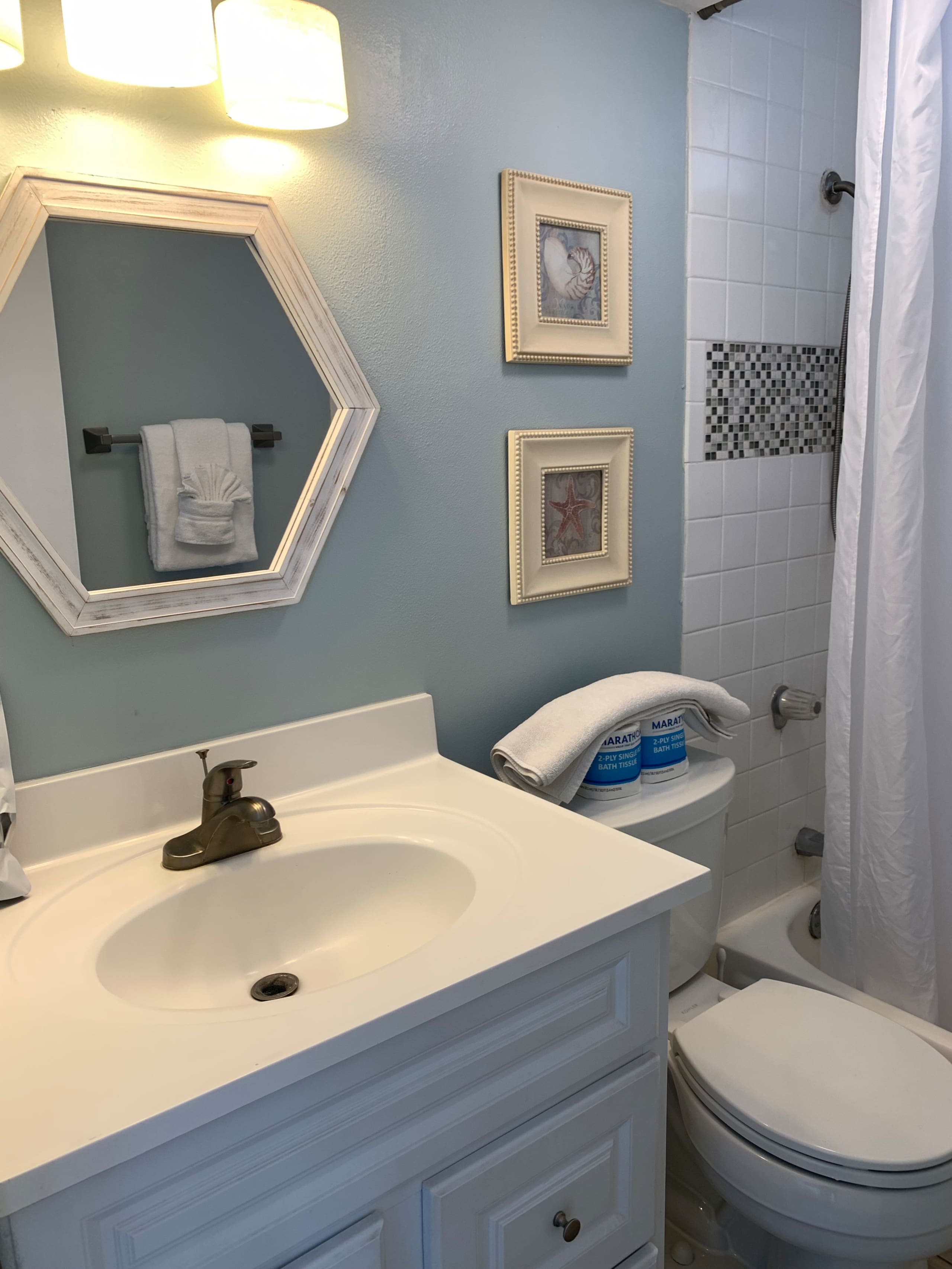 Condo in Honolulu · ★4.65 · Studio · 1 bed · 1 shared bath - Image 14