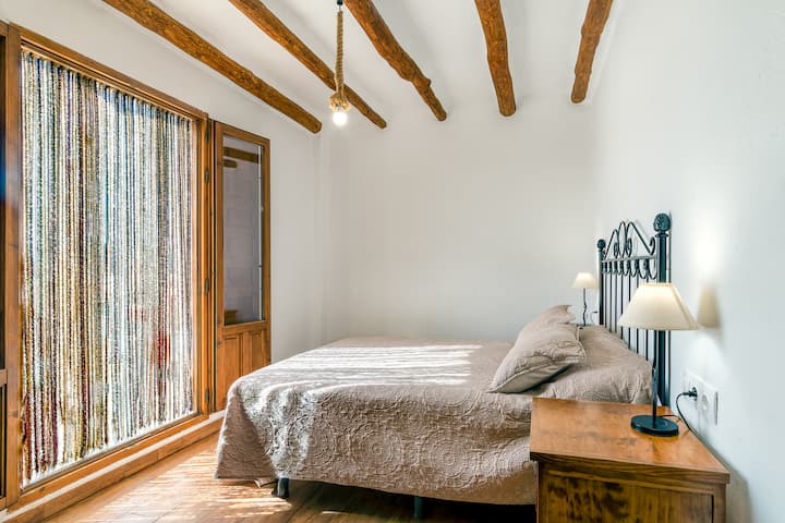 带双人床的卧室