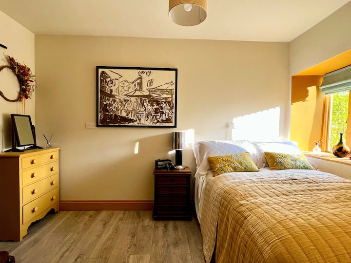 Žltá izba. Táto izba sa nachádza na prízemí a má malú manželskú posteľ - pritúlite sa pre 2 osoby alebo sa natiahnite za 1! Zobuďte sa a vychutnajte si pekný výhľad do záhrady. Táto izba má vlastnú sprchu, ktorá slúži ako kúpeľňa na prízemí.