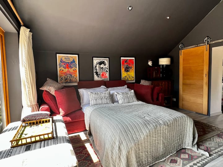 Čierna izba sa nachádza v prednej časti domu na prízemí a slúži ako obývacia izba alebo spálňa s manželskou posteľou s TV. 