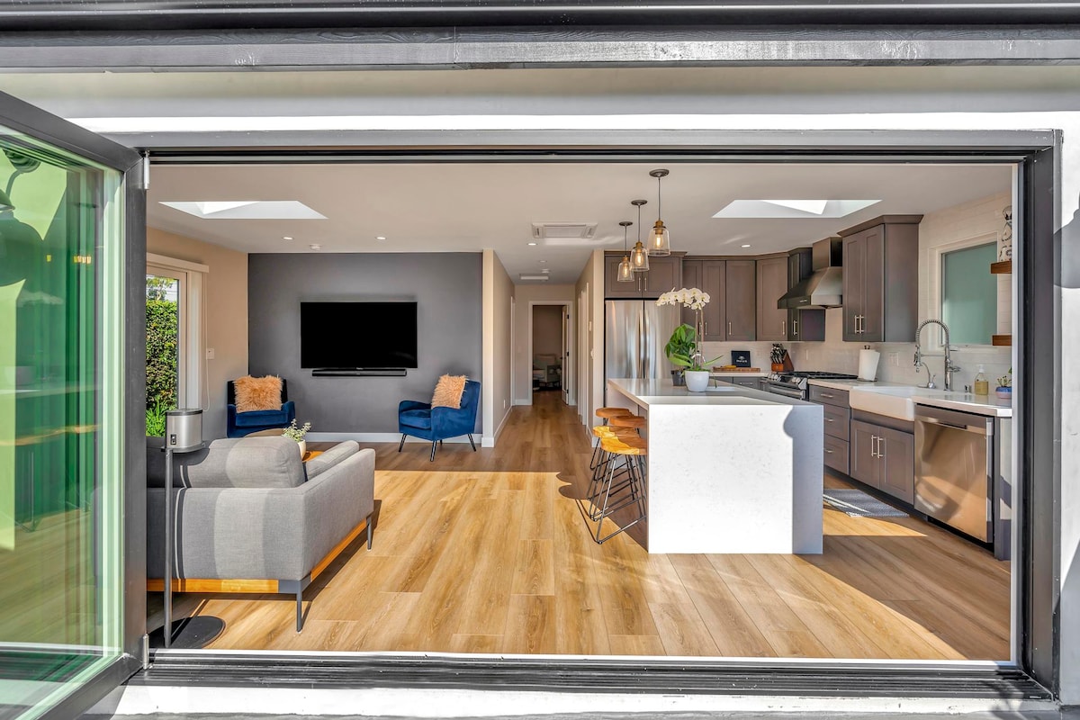 Top Airbnb: Modern & Contemporary LARGE 2 bed, 2 bath bungalow in Newport Beach