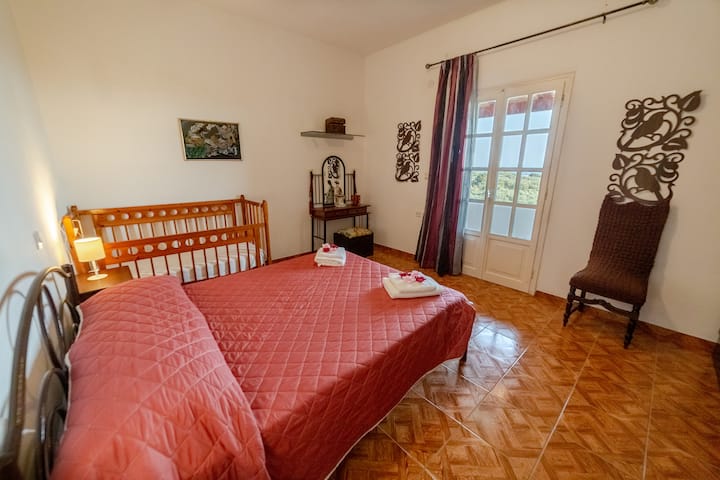 חדר שינה ראשי עם מרפסת סגורה