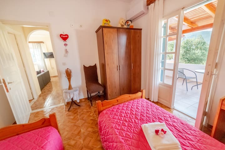 מיטות זוגיות - חדר שינה בדירה בקומה העליונה עם מיזוג אוויר, מלתחה גדולה ומרפסת סגורה