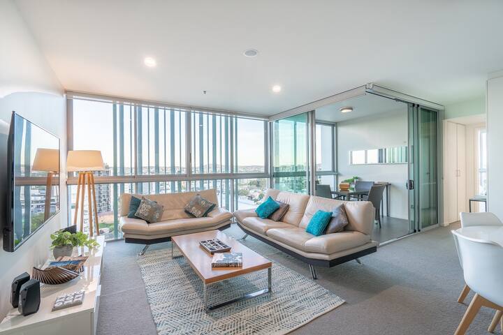 Luxury Riverside Retreat – free parking!