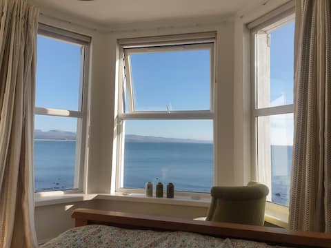 Bay View, Sleeps 18, 5*, Seafront, Criccieth