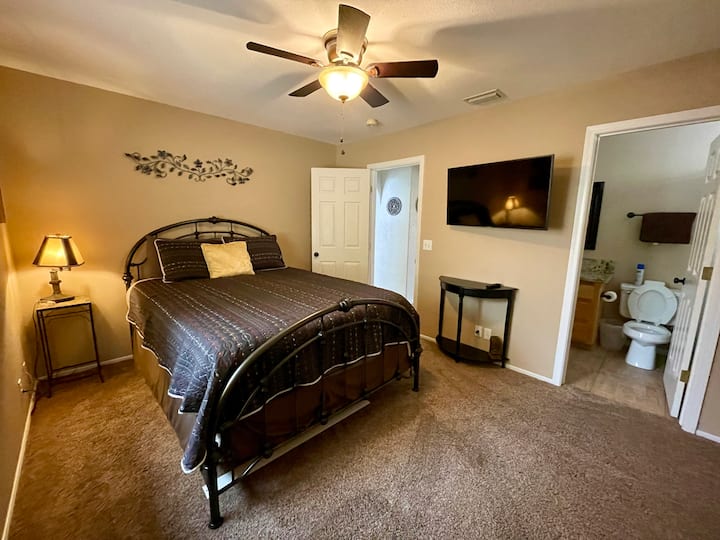 Druhá izba pre hostí s inteligentnou televíziou a prístupom do kúpeľne, ktorá sa otvára aj na chodbu 