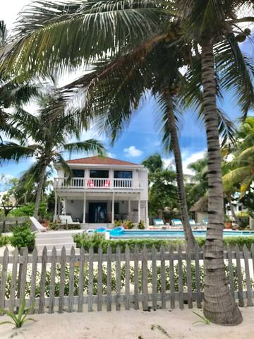 2 BR Oceanfront Suite w Pool in Great Location gallery image 3