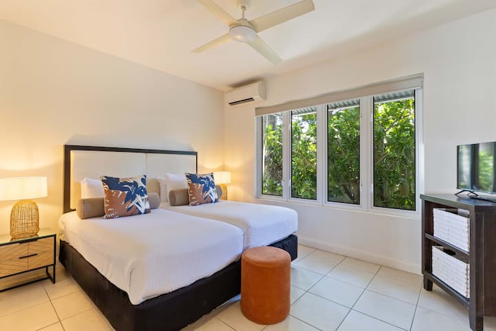 El segundo dormitorio con aire acondicionado ofrece dos individuales con la opción de una cama tamaño king previa solicitud. 