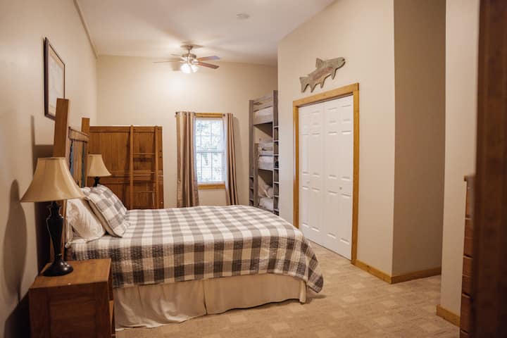 חדר השינה למטה נהדר לילדים.  מיטות לחמישה אנשים ומיטת קווין סייז. 