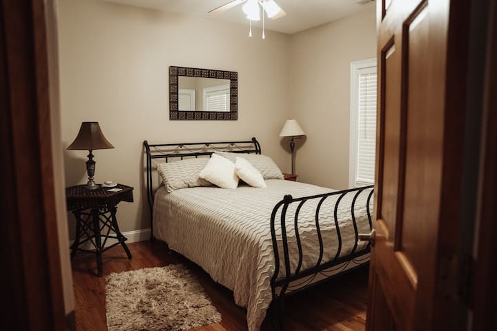 מיטת קווין סייז בחדר השינה למעלה.