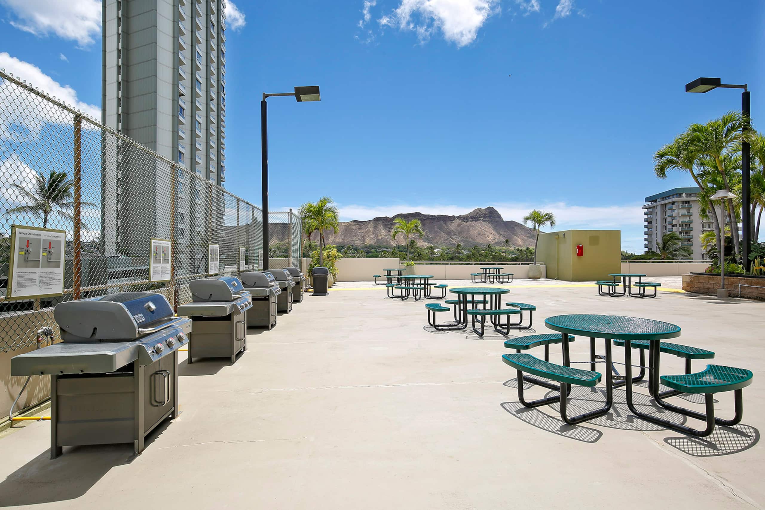 Condo in Honolulu · ★4.7 · 2 bedrooms · 3 beds · 1 private bath - Image 3