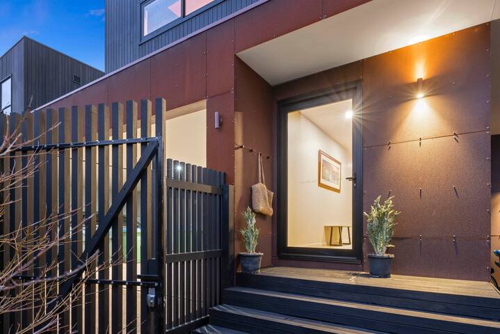 Beach shack – architectural – Long stays accepted gallery image 3