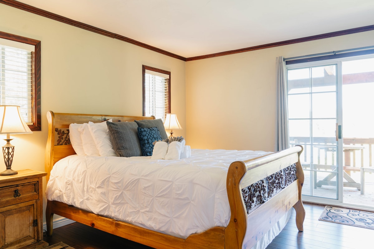 带卫生间的主套房