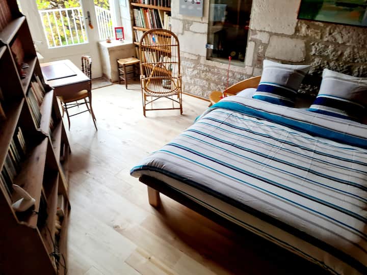 Chambre 1 de la Tour, avec vue du Balcon sur le Jardin.
Lit 160cm