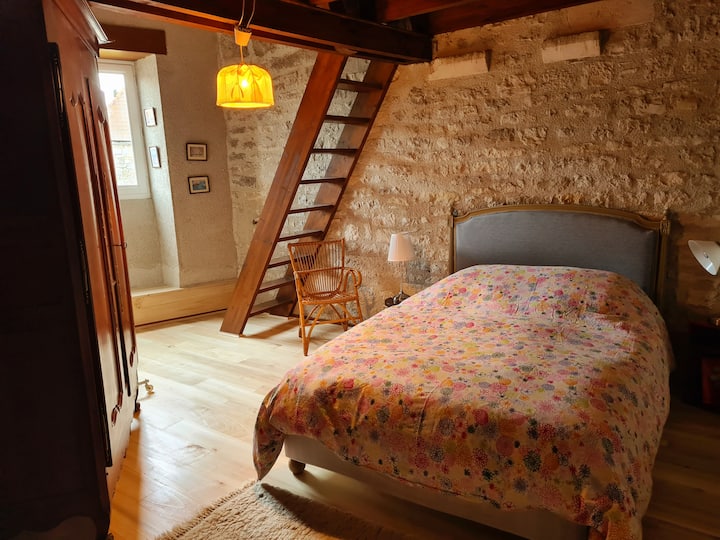 Chambre 2 au 2ème Etage de la Tour.
Lit 140cm