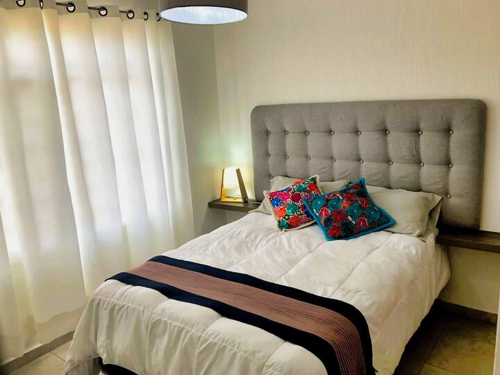 Recamara Principal con cama matrimonial.
Main bedroom with a full-sized super comfortable bed. 