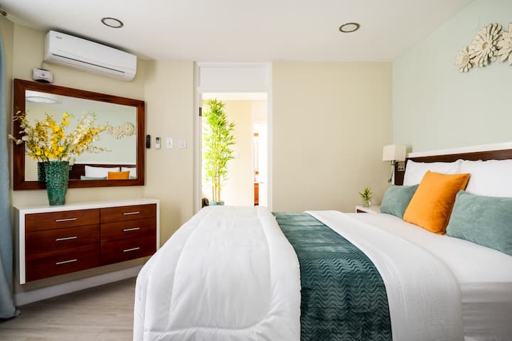 Útulná a pohodlná spálňa s klimatizáciou na oddych a oddych