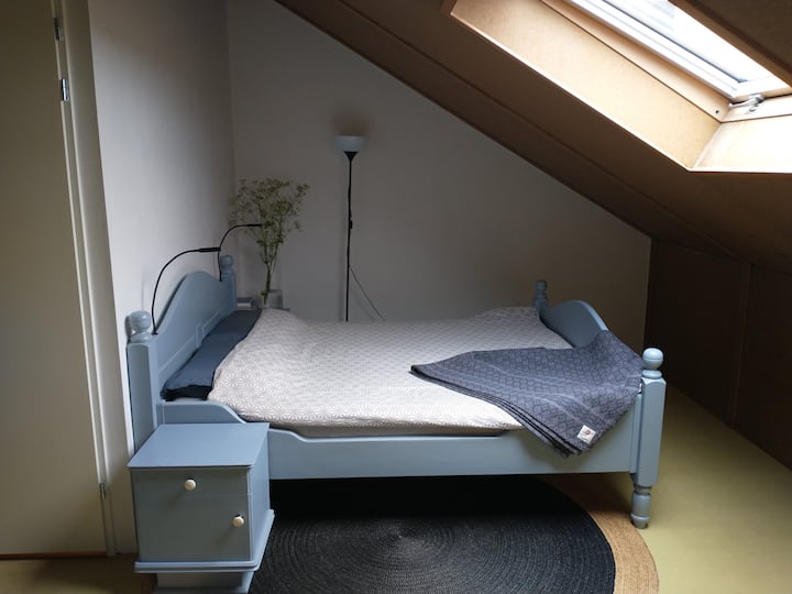 Удобен двоен кревет во катчето на горниот кат со отворен план во форма на буквата L од 50 м2