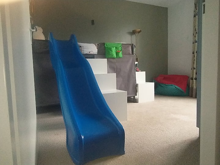 Игрива спална соба со кревет на спрат. На долниот кат од креветот на спрат има кутии со играчки. Тие може да се отстранат за да се обезбеди простор за две деца.