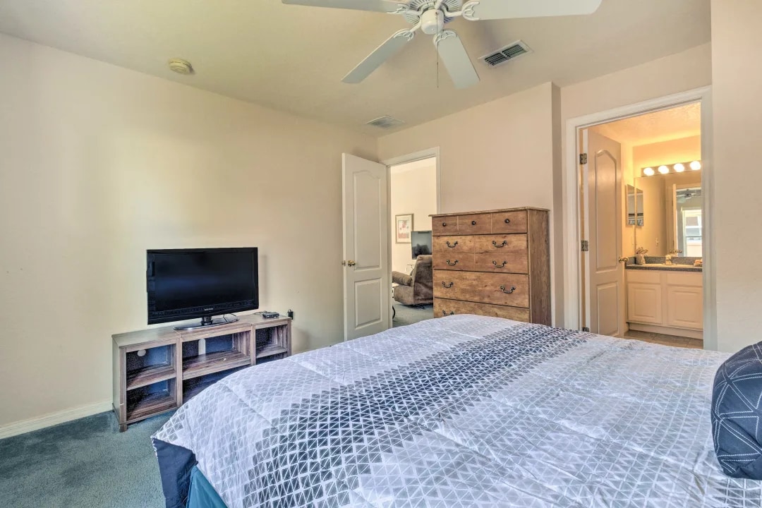 Главна спална соба 2 - брачен кревет (широк 150-179 см) со телевизор