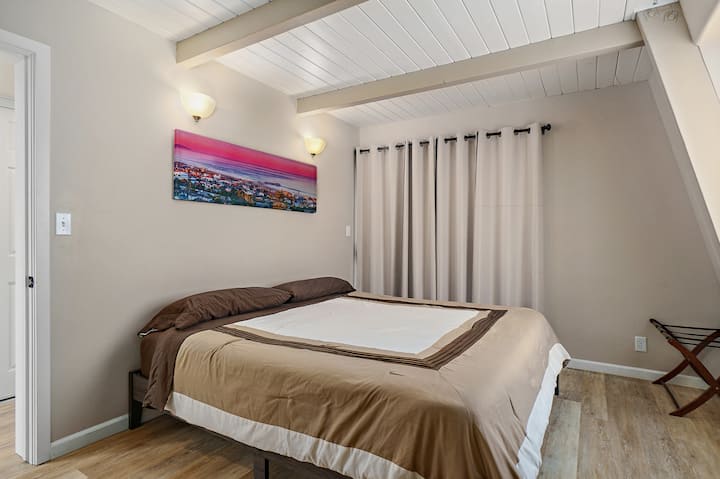 Spálňa na nižšom poschodí, pre 2 osoby s manželskou posteľou veľkosti veľkosti King. 