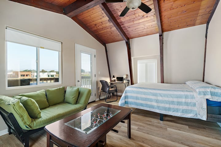 Balkónová izba s výhľadom na oceán - spí až 4 osoby s 1 posteľou, rozkladacím gaučom/posteľou s rozkladacou pohovkou/posteľou a matracom na jednej podlahe. K vašim službám je aj písací stôl pre váš lap top.  Zahrajte si stolný futbal pri sedení pri konferenčnom stolíku - posedenie pre 4 osoby. 