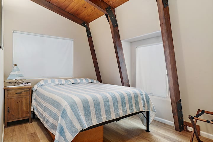 Horné poschodie juhozápadnej spálne - spí 2 na manželskej posteli.