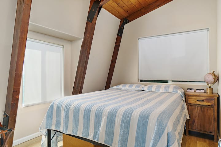 Spálňa na hornom poschodí na juhovýchodnom rohu domu - spí 2 na manželskej posteli.