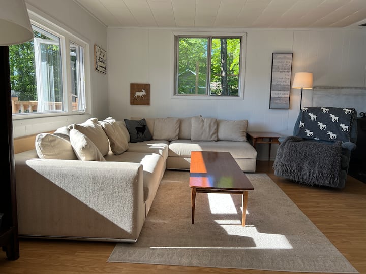 โซฟารูปตัว L ขนาดใหญ่ที่สะดวกสบายโซฟาปรับนอนได้เก้าอี้เด็กผู้ชายขี้เกียจเตาไม้ (สำหรับเดือนที่อากาศหนาวเย็นเท่านั้น) บอร์ดเกมทีวีเราเตอร์ Wi-Fi