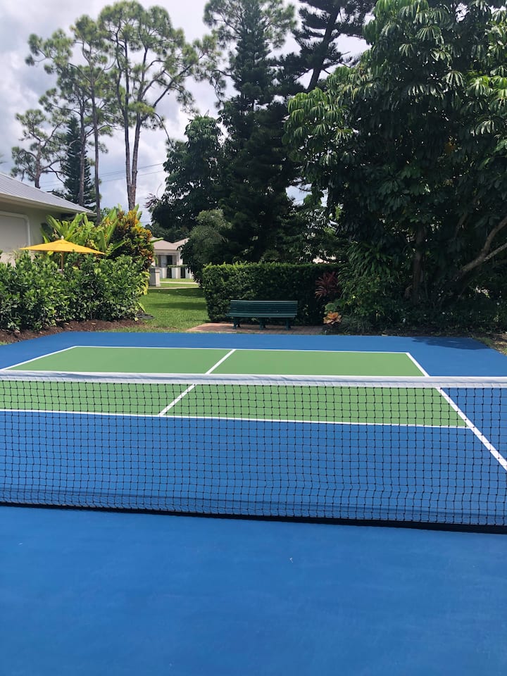 TINY House BIG Living Pickleball Ct Mile to Beach
