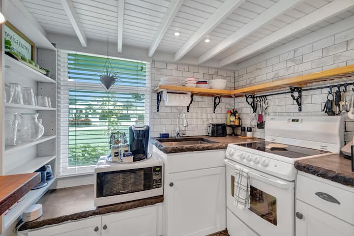 TINY House BIG Living Pickleball Ct Mile to Beach