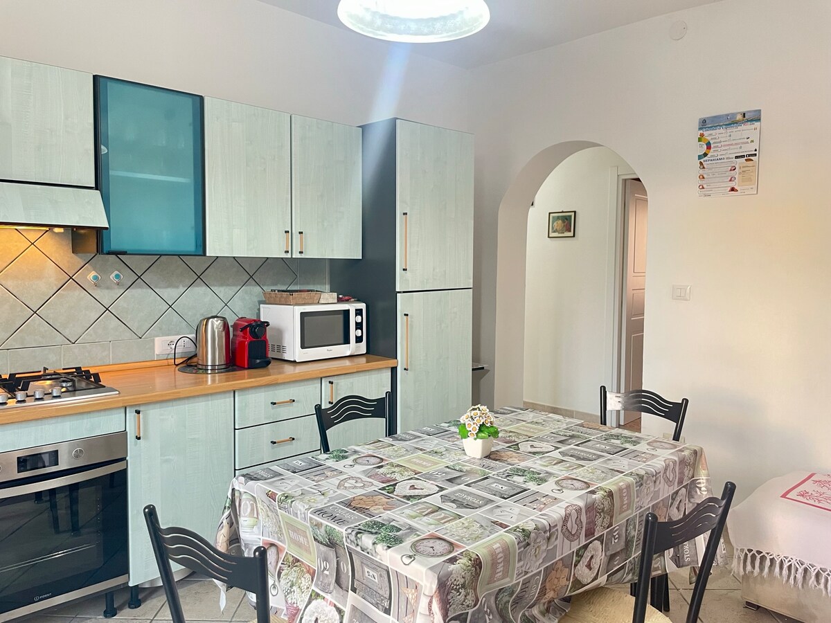 Airbnb performant: Seafront apartment in the heart of Stintino à Stintino