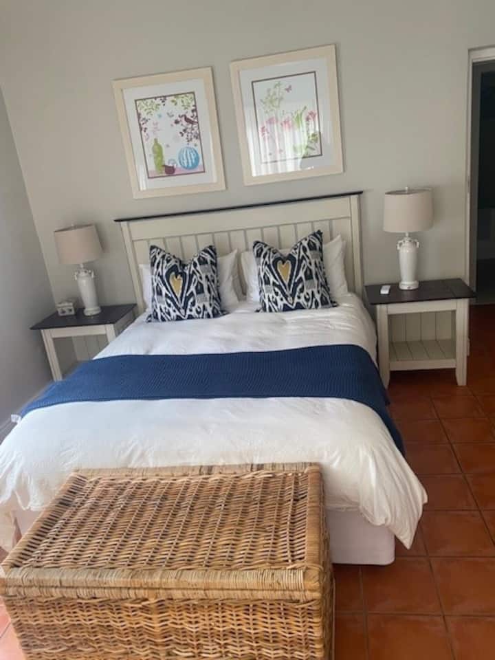 חדר 2 עם דלתות כפולות שנפתחות למרפסת משלו