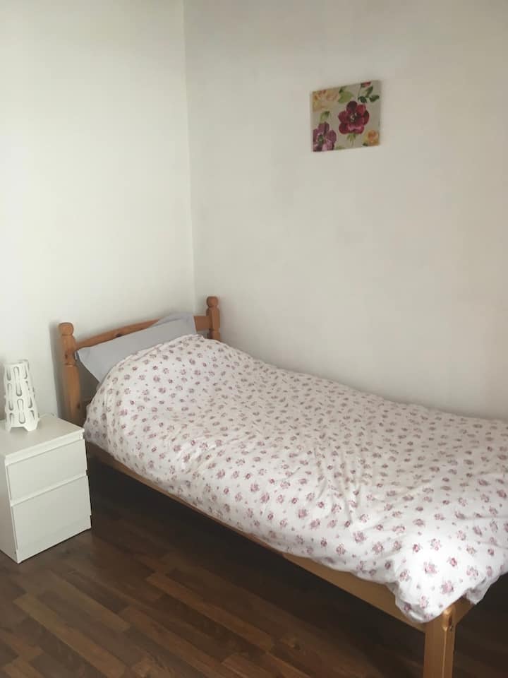 Pia kwenye ghorofa hii kuna chumba kimoja cha kulala.