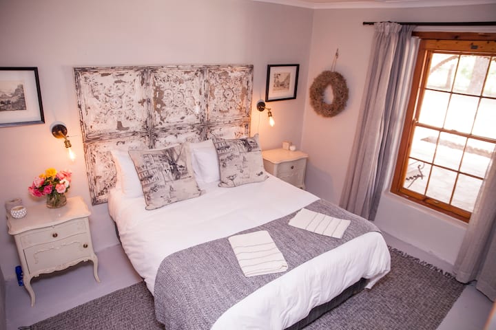 Spálňa 1: manželská posteľ, vlastná kúpeľňa 
 papuče vaňa a sprcha. 