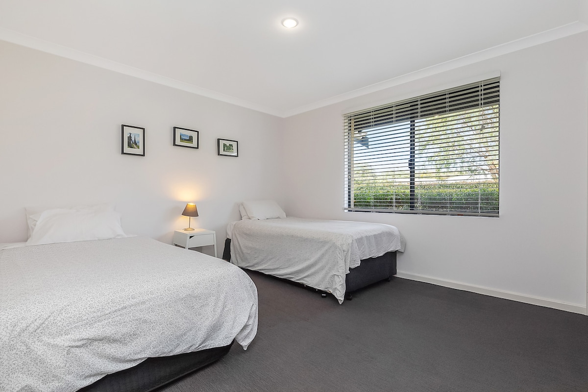 ห้องนอนเตียงคู่ชั้นล่าง