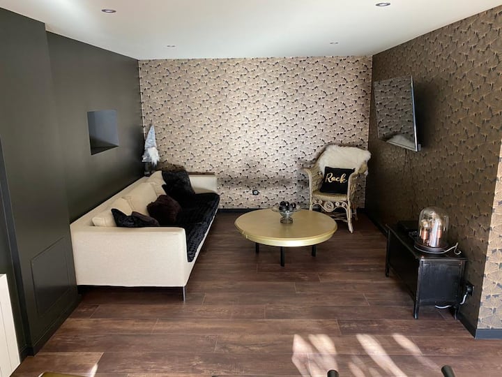 Video miestnosť, bar a stolný futbal