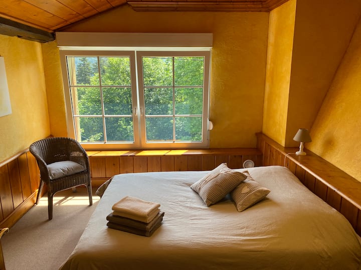 Spálňa 4: posteľ 140 x 190 cm