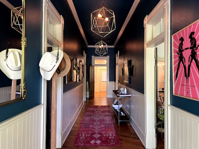 1910 Farmhouse walk-able to Downtown Austin