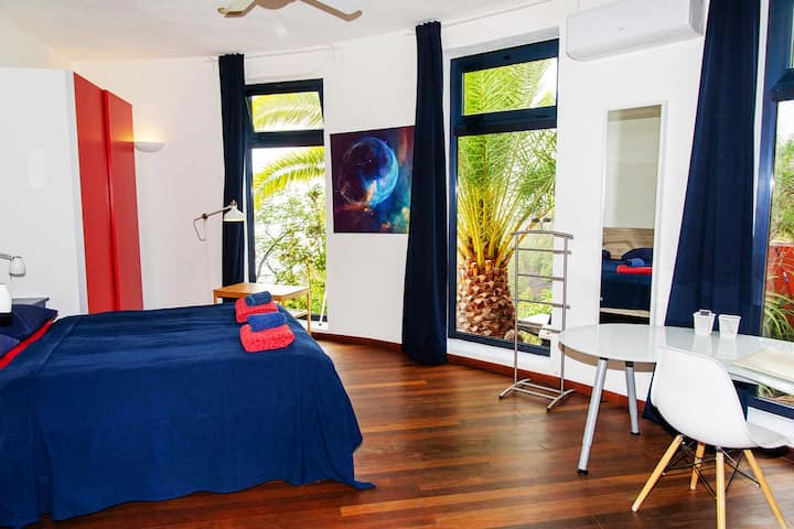 Chambre principale n ° 1 avec vue sur l'océan et la forêt. Toutes les chambres sont équipées de nouvelles pompes à chauffage et à froid.